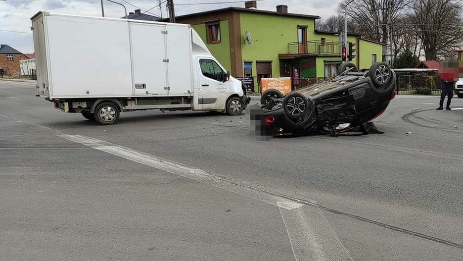 Śląskie. Kierująca citroenem w Lyskach 38-letnia mieszkanka Rybnika dachowała po zderzeniu z ciężarówką.