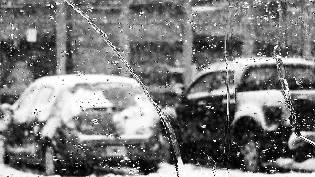 Zaśnieżone samochody (zdjęcie ilustracyjne)