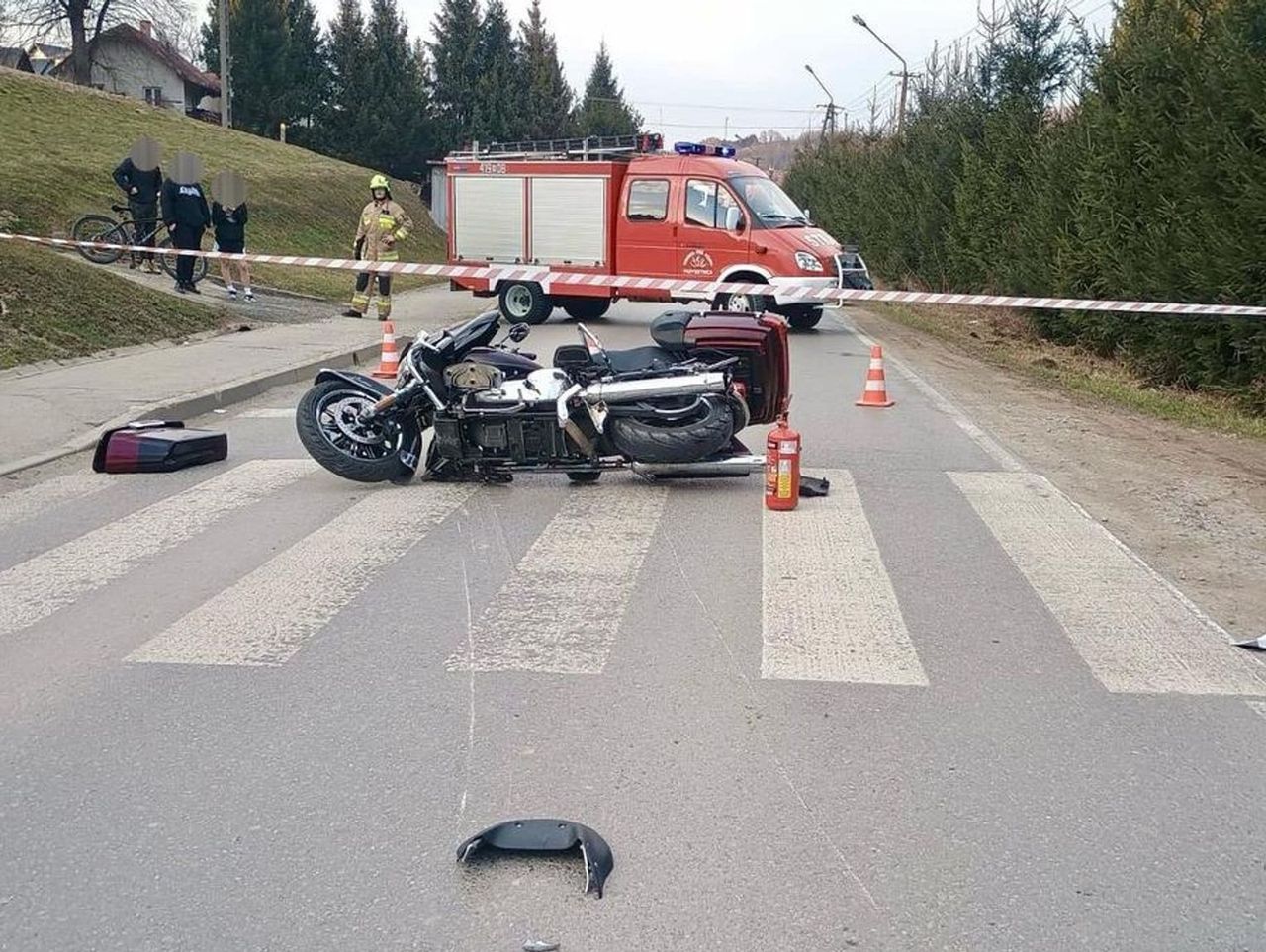 Zderzenie trzech motocykli i osobówki. Jeden z motocyklistów utknął pod samochodem