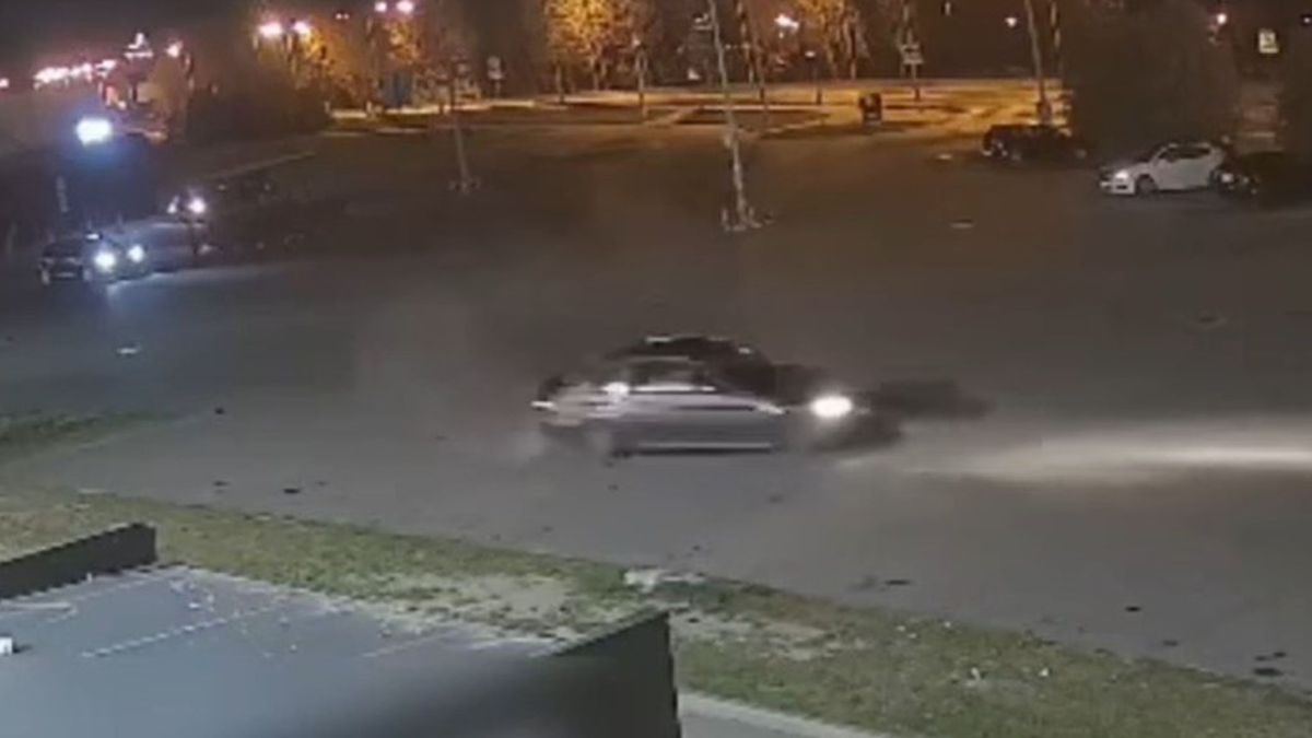 BMW "leciało bokiem" na parkingu przy sklepie