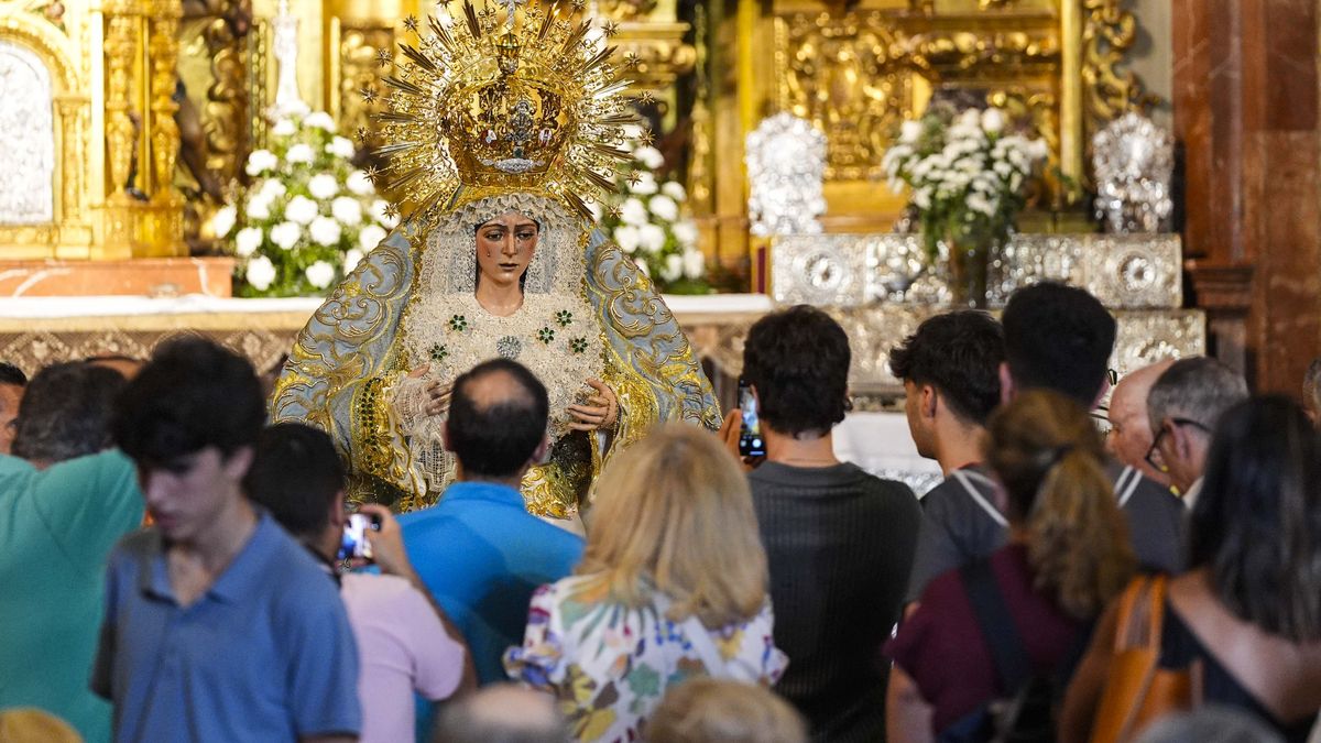 Słynna figura Matki Boskiej wraca do bazyliki w Sewilli 