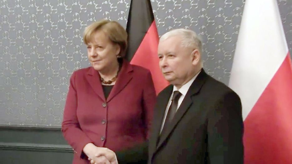 Wykonał „szczególny gest”. Tajne spotkanie Merkel z Kaczyńskim