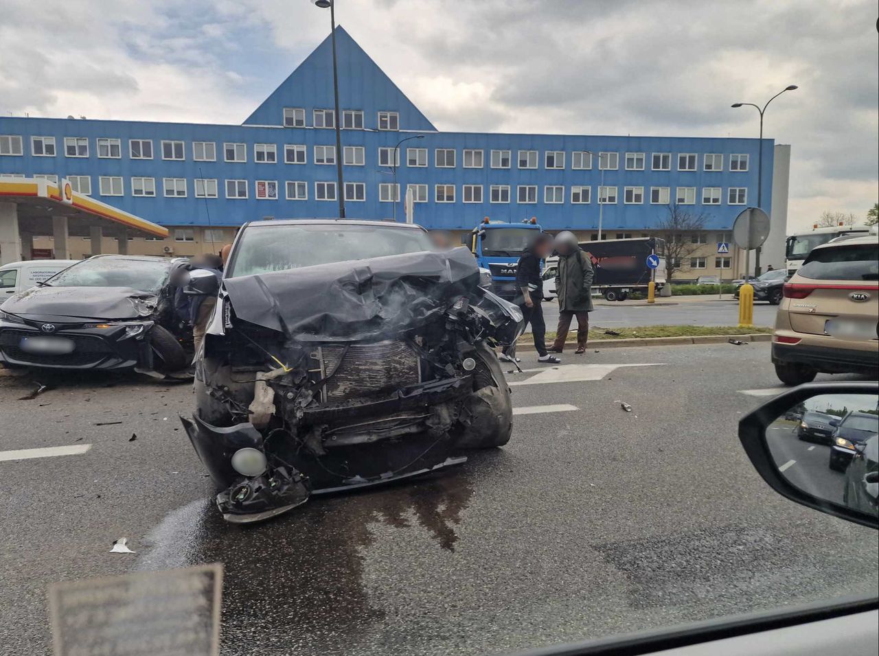 Poważny wypadek w Warszawie. Mężczyzna był zakleszczony w aucie