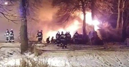 Pożar odpadów tekstylnych w Jaroszewicach koło Bełżyc. Policjanci poszukują podpalacza