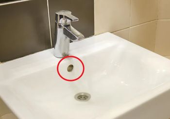 Nie jest tam przypadkowo. Do czego służy otwór w umywalce?