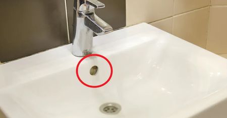 Nie jest tam przypadkowo. Do czego służy otwór w umywalce?