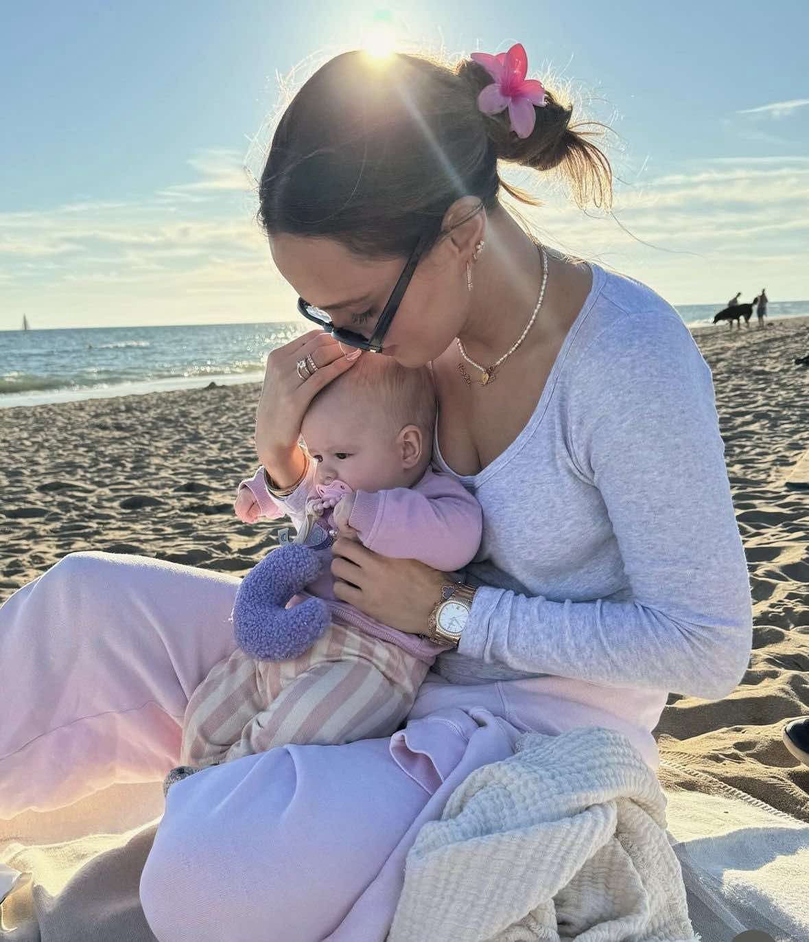 Marina Łuczenko pozuje z córką na hiszpańskiej plaży