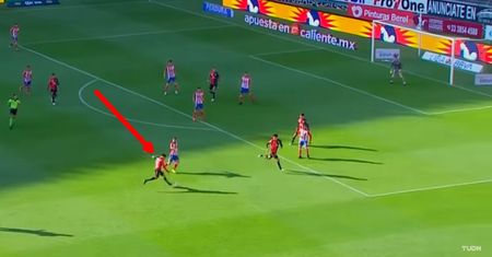 #dziejesiewsporcie: lekki rykoszet i... przepiękny gol. Ale miał farta!
