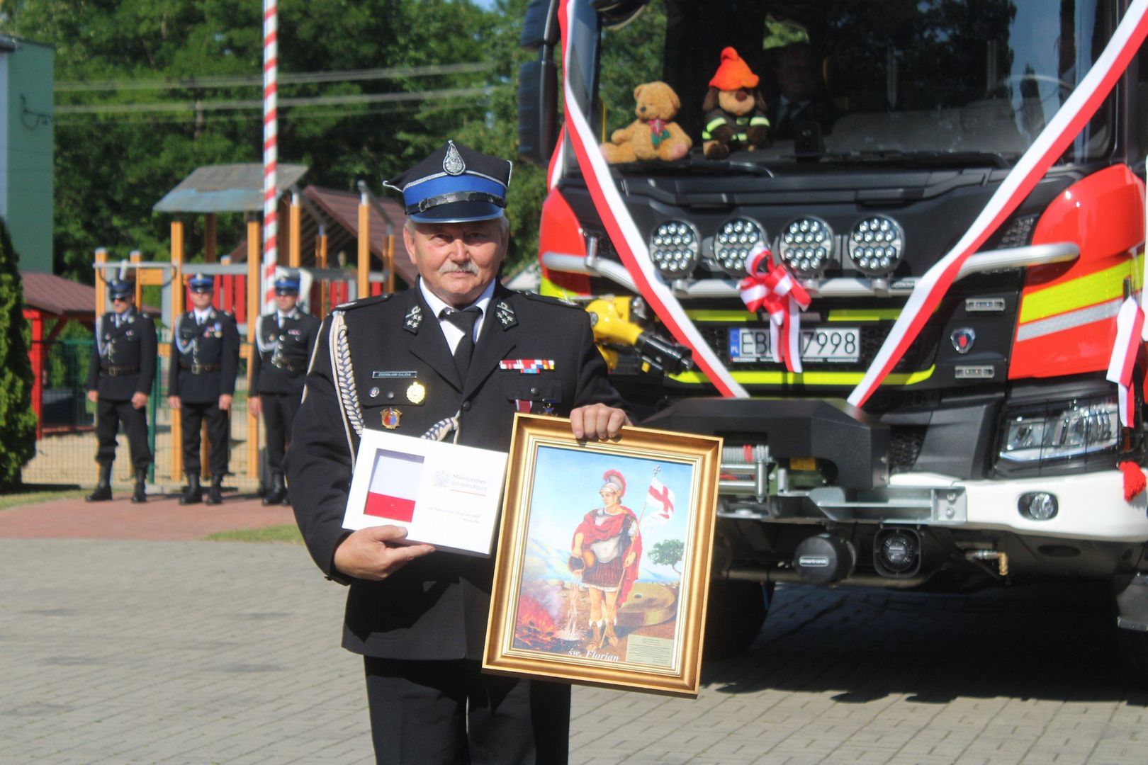 Wadlew w gminie Drużbice. Poświęcenie i uroczyste przekazanie nowego samochodu ratowniczo-gaśniczego marki Scania P450 4x4 (GCBA 5/36)
