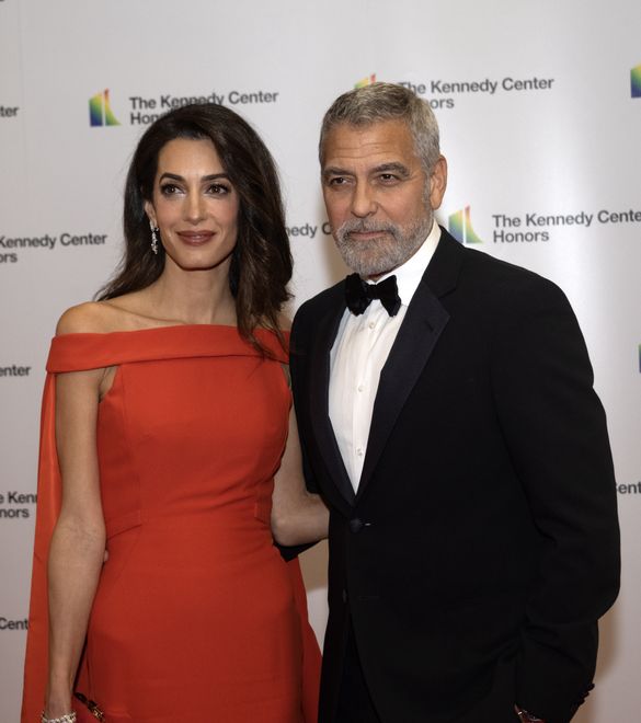 45th Annual Kennedy Center Honors Formal Artist's Dinner Arrivalsepa10347295 George Clooney and wife, Amal arrive for the formal Artist's Dinner honoring the recipients of the 45th Annual Kennedy Center Honors at the Department of State in Washington, DC, USA, 03 December 2022. The 2022 honorees are: actor and filmmaker George Clooney, contemporary Christian and pop singer-songwriter Amy Grant, legendary singer of soul, Gospel, R&B, and pop Gladys Knight, Cuban-born American composer, conductor, and educator Tania Leon, and iconic Irish rock band U2, comprised of band members Bono, The Edge, Adam Clayton, and Larry Mullen Jr.  EPA/Ron Sachs / POOL Dostawca: PAP/EPA.Ron Sachs / POOL