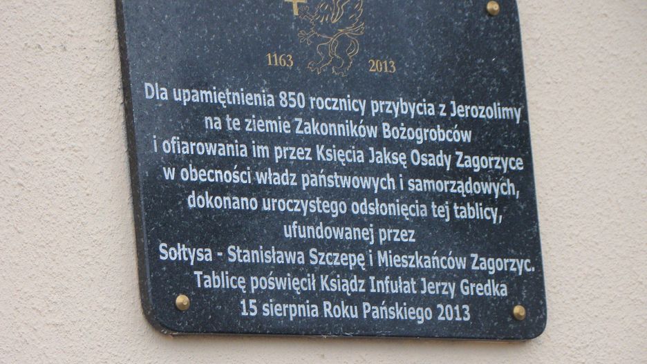 Tablica, która przypomina, że Zagorzyce zostały podarowane bożogrobcom w 1163 roku