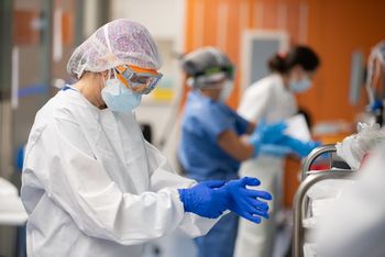 Podwyżki dla medyków na starych zasadach. NFZ musi "wyprosić" pieniądze w Ministerstwie Finansów