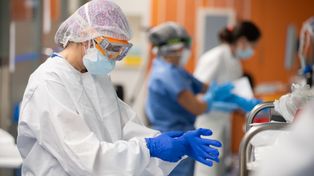 Podwyżki dla medyków na starych zasadach. NFZ musi "wyprosić" pieniądze w Ministerstwie Finansów