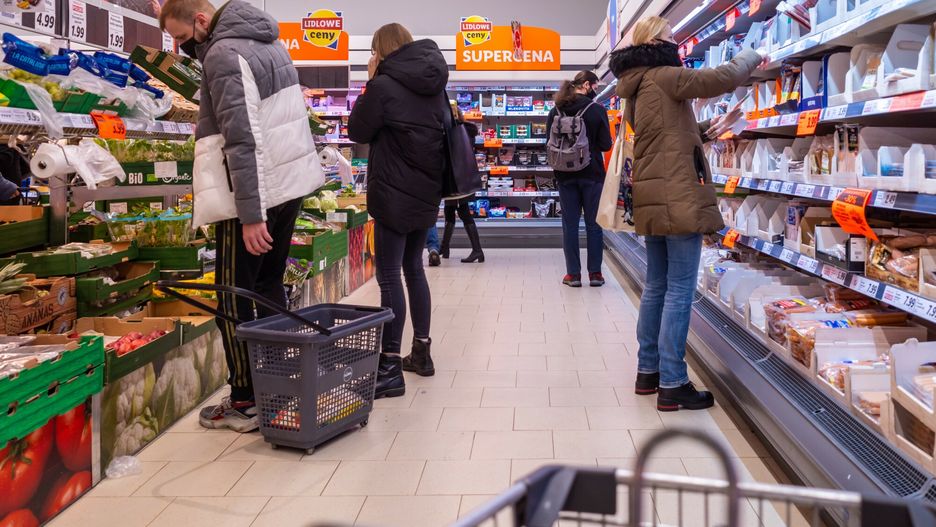 Stock ArZifot: Arkadiusz Ziolek/ East News.    n/z Wozek sklepowy z zakupami.ARKADIUSZ ZIOLEK