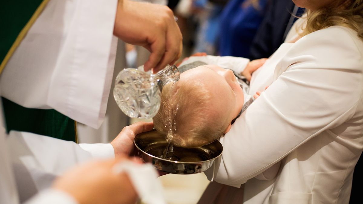 Ile dać księdzu za chrzest? "Becz owieczko i płać". Zdjęcie ilustracyjne. 