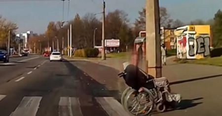 Niepełnosprawny utknął na krawężniku. Zobacz reakcję kierowcy z Lublina