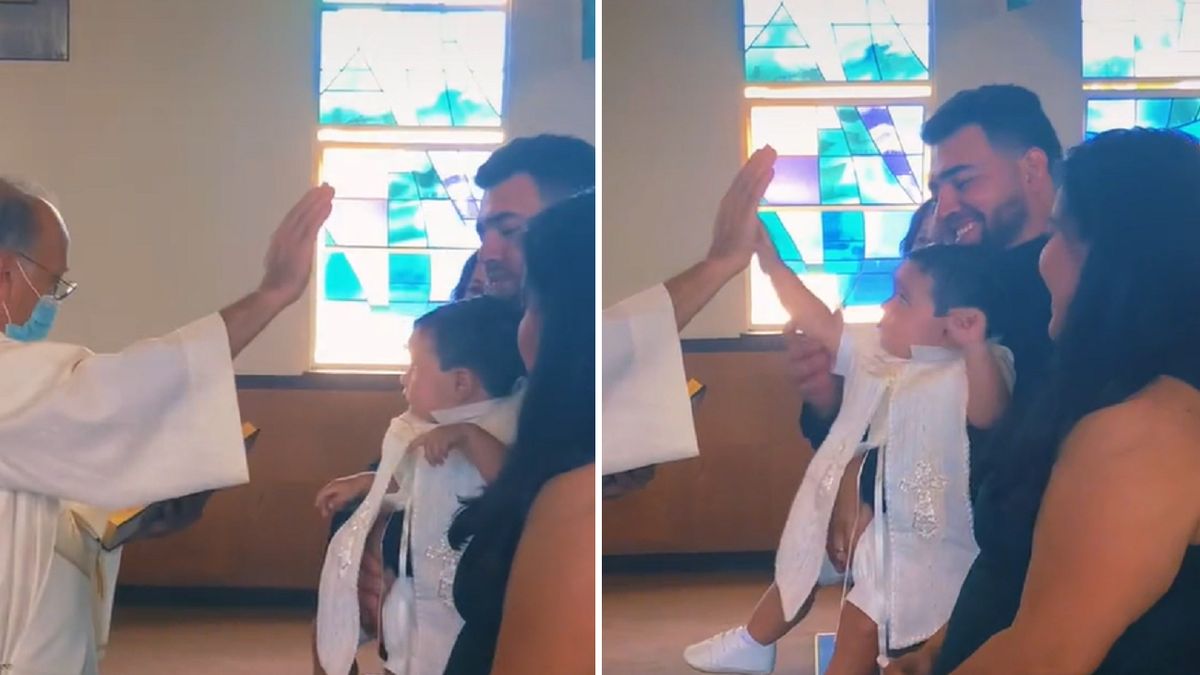 Ksiądz błogosławił dziecko. Reakcja chłopca rozbroiła internautów