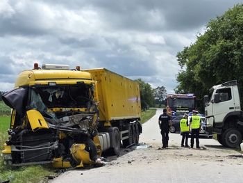 Karniewo: Czołowe zderzenie dwóch ciężarówek. Jedna osoba nie żyje