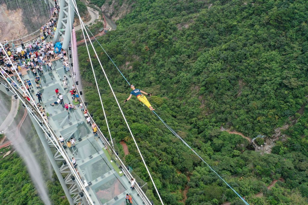 Nad mostem odbywają się pokazy przechodzenia po linie 