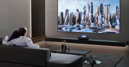 Czy projektor może być telewizorem? Hisense Laser TV 100L9H udowadnia, że tak