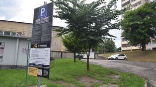 Jastrzębie-Zdrój: Parkingowe kłopoty. Na parkingu pod blokiem pojawiły się opłaty i mandaty. "Gdzie przenieść te samochody?"
