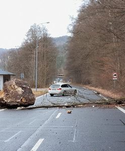 Huraganowy wiatr "wywiał" głaz. Olbrzym runął drogę w Czechach