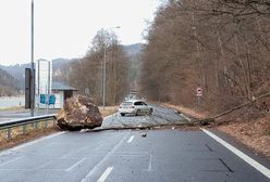 Huraganowy wiatr "wywiał" głaz. Olbrzym runął drogę w Czechach