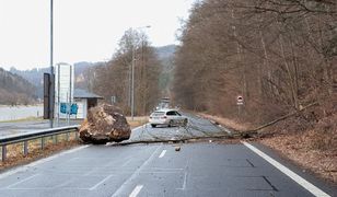 Huraganowy wiatr "wywiał" głaz. Olbrzym runął drogę w Czechach