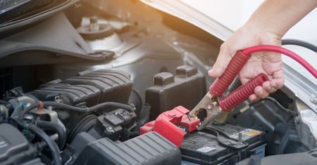 Jak podłączyć kable rozruchowe? Uważaj na kolejność