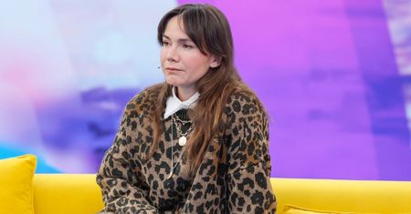 Usiadła na kanapie śniadaniówki. Obok stroju trudno przejść obojętnie