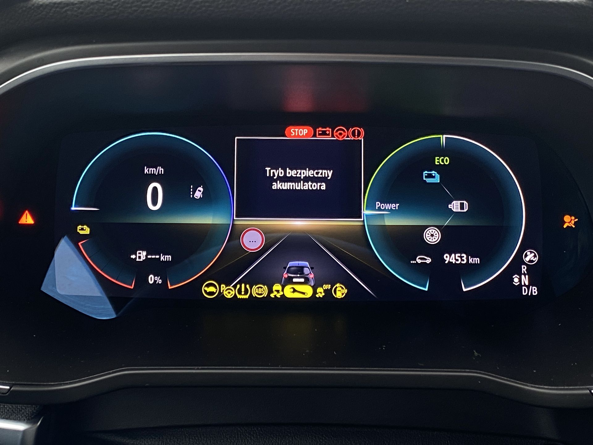 Renault Zoe – test zasięgu przy 0 proc. baterii. Kontrolki