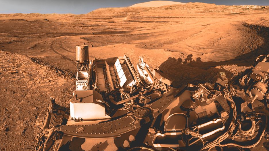 Łazik Curiosity i przebyta przez niego droga. W oddali szczyt.