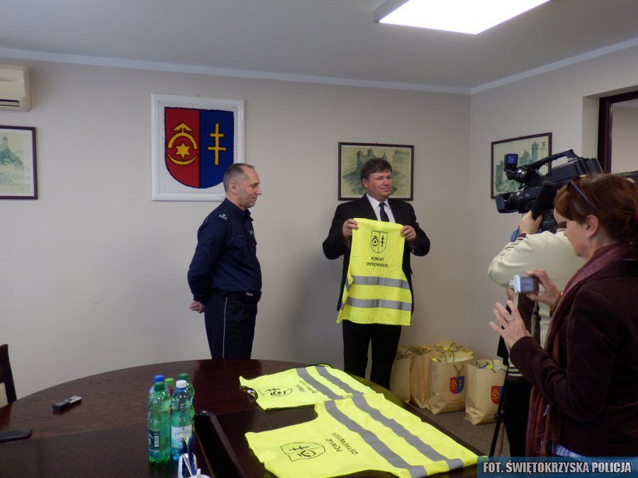 Starostwo powiatowe przekazało ostrowieckiej policji 140 sztuk kamizelek odblaskowych