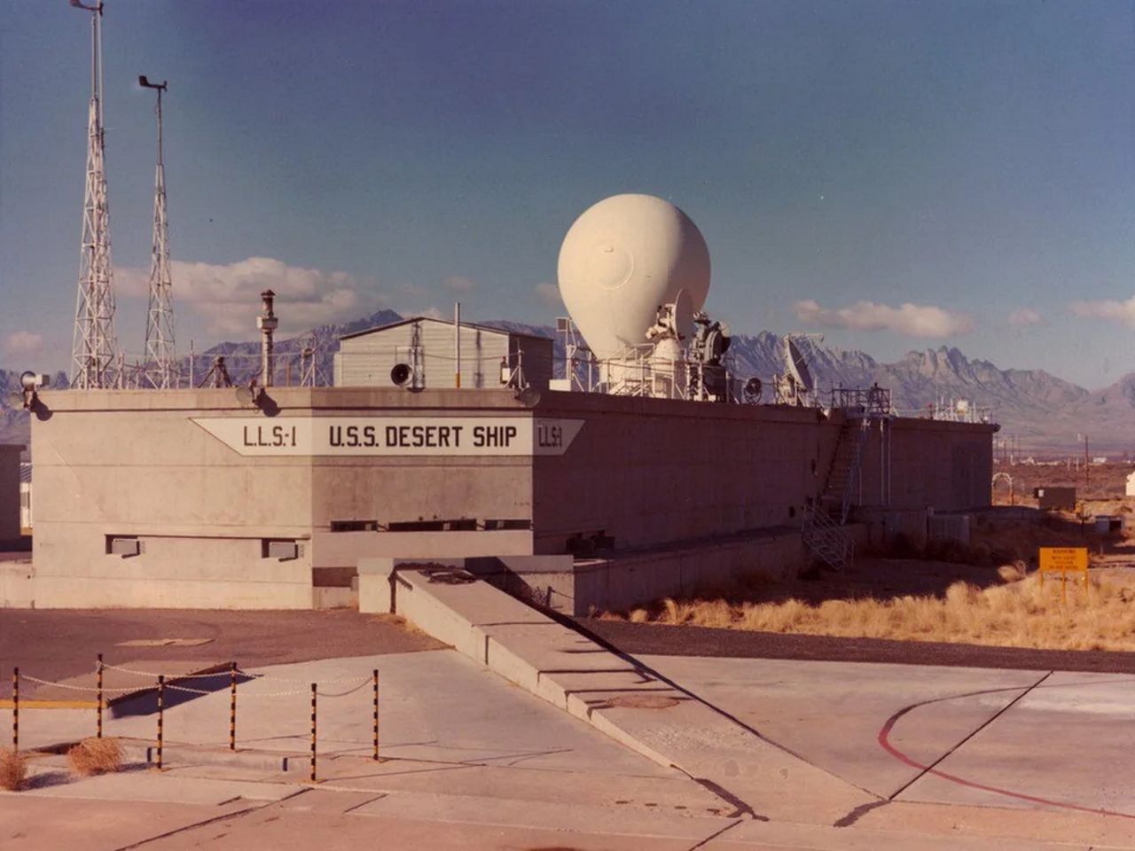 USS Desert Ship. "Okręt" US Navy na środku pustyni