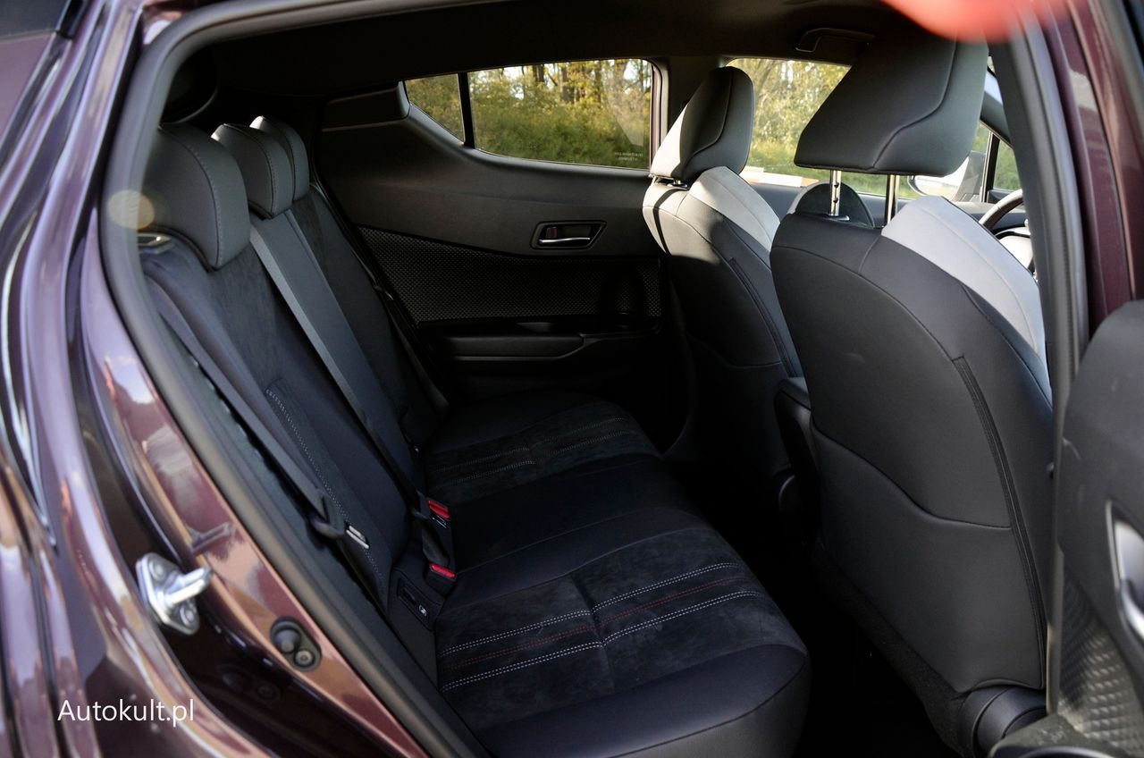 Tylna część kabiny Toyoty C-HR przypomina ciemny loch z małym okienkiem