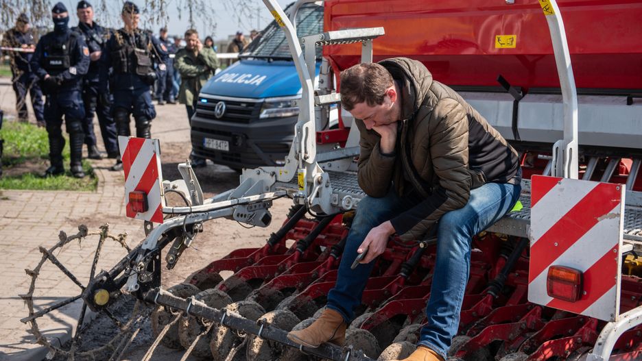 Uczestnik demonstracji rolników przy przejeździe kolejowym w Hrubieszowie