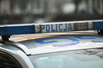 Jeep ściął latarnię i dachował. Kierowca miał dużo szczęścia