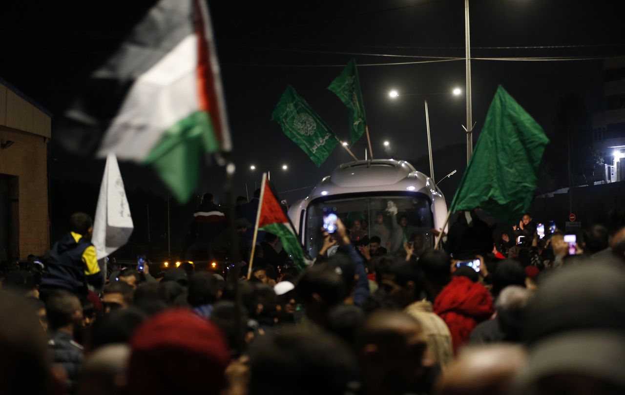 A crowd is gathered outside a bus carrying freed Palestinian prisoners, after it left the Isareli Ofer military prison, in the town of Beitonia near Ramallah, West Bank, 24 November 2023. Israel and Hamas agreed to a four-day ceasefire, mediated by Qatar, the US, and Egypt, that came into effect at 05:00 AM GMT on 24 November, with 50 Israeli hostages, women and children, to be released by Hamas. 150 Palestinian women and children that were detained in Israeli prisons are to be released in exchange. More than 14,000 Palestinians and at least 1,200 Israelis have been killed, according to the Gaza Government media office and the Israel Defense Forces (IDF), since Hamas militants launched an attack against Israel from the Gaza Strip on 07 October, and the Israeli operations in Gaza and the West Bank which followed it. EPA/ALAA BADARNEH Dostawca: PAP/EPA.