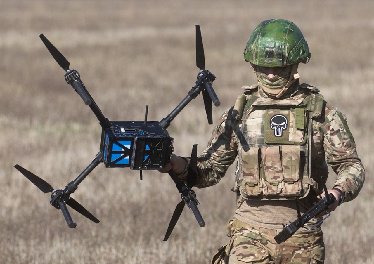 Rosyjski żołnierz z dronem - zdjęcie ilustracyjne