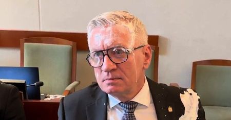 Poznań: Tortem prosto w twarz. Jacek Jaśkowiak dołączył do długiej listy. Te znane osoby również dostały ciastem
