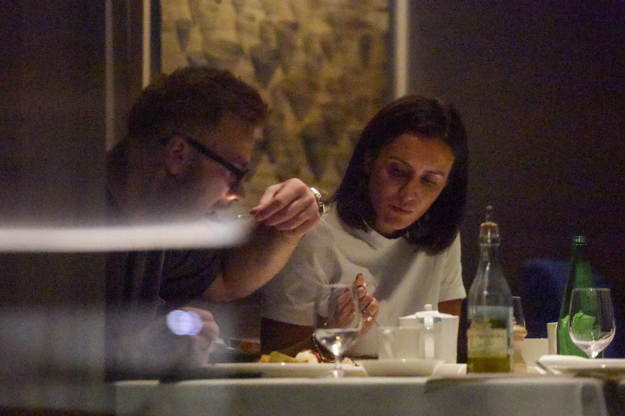 Sara i Artur Borucowie randkują w restauracji