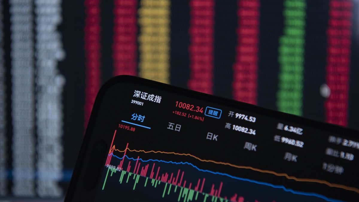 HAIAN, CHINA - MAY 6, 2025- The closing point of the Chinese stock index shown on a smartphone in Haian City, Jiangsu Province, China on May 6, 2025. (Photo credit should read CFOTO/Future Publishing via Getty Images)