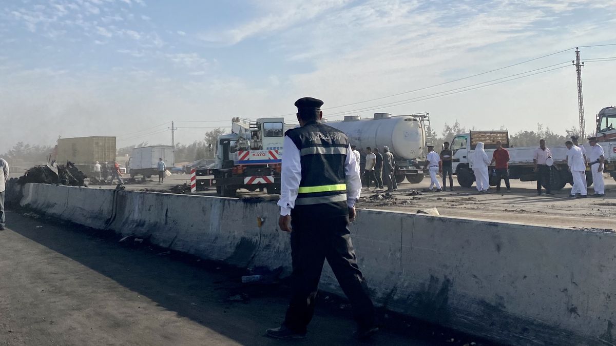 BEHEIRA, EGYPT - OCTOBER 28: Officials investigate the area after multi-car crash happened on the Cairo-Alexandria desert road near Wadi al-Natrun in Beheira province, Egypt on October 28, 2023. At least 32 people have been killed and dozens more injured in a crash involving multiple vehicles, the health ministry has said. (Photo by Mohamed Elshahed/Anadolu via Getty Images)