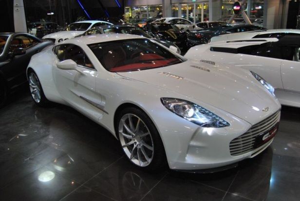 Biały Aston Martin One-77 na sprzedaż