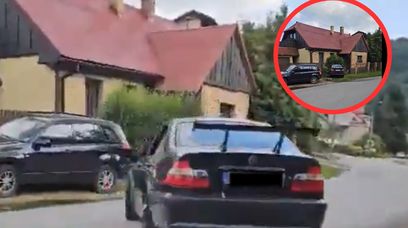 Kierowca BMW driftował na osiedlu. Nie zdążył wykręcić