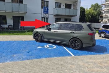 Tak zaparkował w Elblągu. Straż apeluje: Szanujmy się