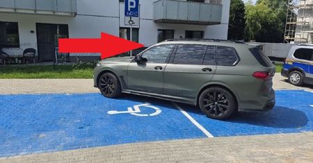 Tak zaparkował w Elblągu. Straż apeluje: Szanujmy się