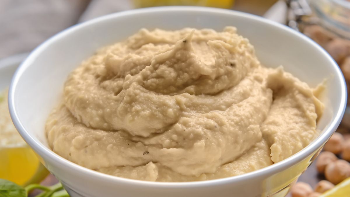 Hummus z kwiatami leszczyny