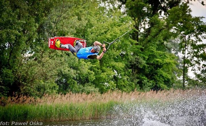 Z deską autobusem czyli czym jest warszawski wakeboarding