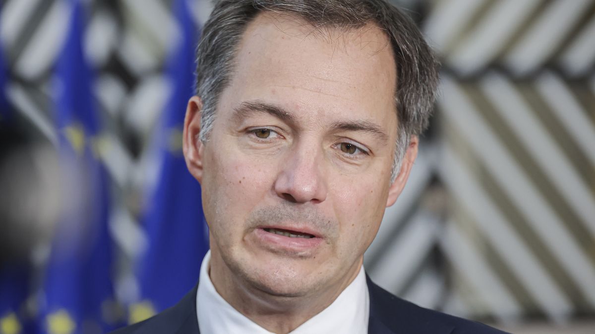 Alexander De Croo Prime Minister of Belgium arrives at the EU summit with the European flags in the background. The Belgian politician talks to the media while is answering questions from journalists and the press. Meeting of the EU leaders, the European Council in Brussels, Belgium on October 20, 2022 (Photo by Nicolas Economou/NurPhoto via Getty Images)